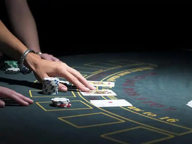 Antarmuka pemilihan meja Diamond Empire dengan informasi limit dan status meja